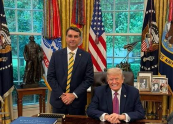 Flávio Bolsonaro é recebido por Donald Trump em encontro na Casa Branca