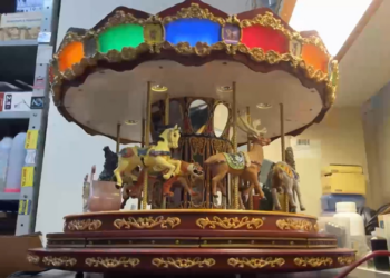 De boneca da Xuxa a carrossel da década de 1970: oficina restaura brinquedos e memórias afetivas em Porto Alegre