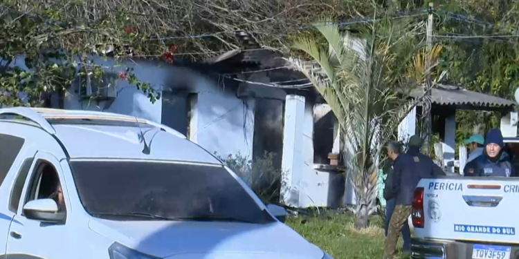 Casal de idosos morre em incêndio na Região Central; polícia investiga se lareira acesa ou celular na tomada teriam causado chamas