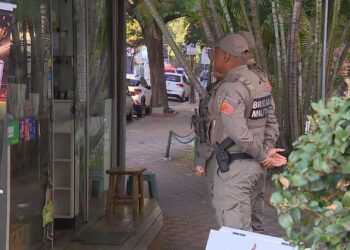Suspeito é morto por PM da reserva durante assalto a banca de revistas em Porto Alegre