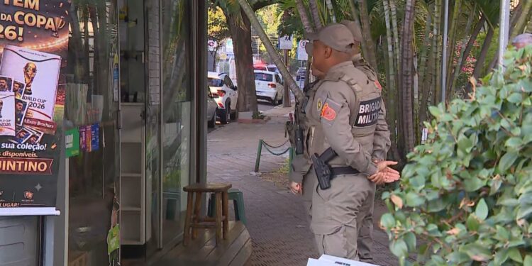 Suspeito é morto por PM da reserva durante assalto a banca de revistas em Porto Alegre