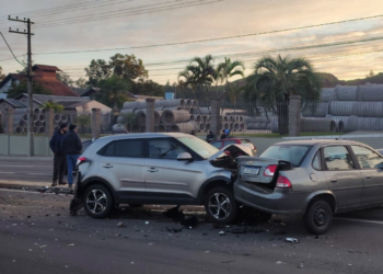 Acidente entre caminhão e 7 carros bloqueia RS-240 em São Leopoldo