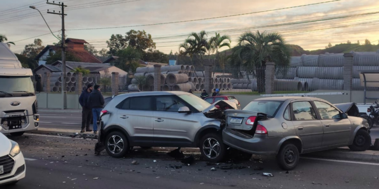 Acidente entre caminhão e 7 carros bloqueia RS-240 em São Leopoldo