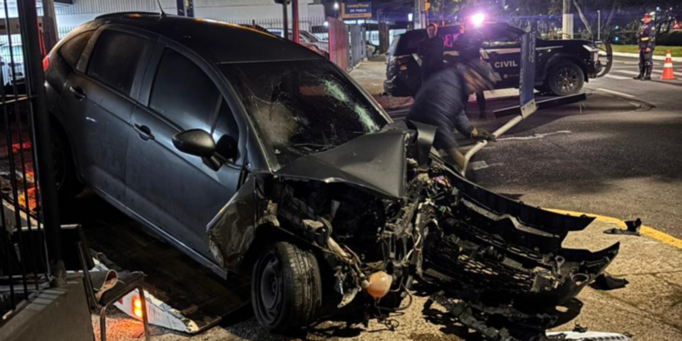 Policial Militar morre após perder controle de veículo e bater em poste em Porto Alegre