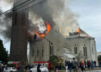 Perícia confirma que incêndio em igreja centenária de Flores da Cunha começou no telhado