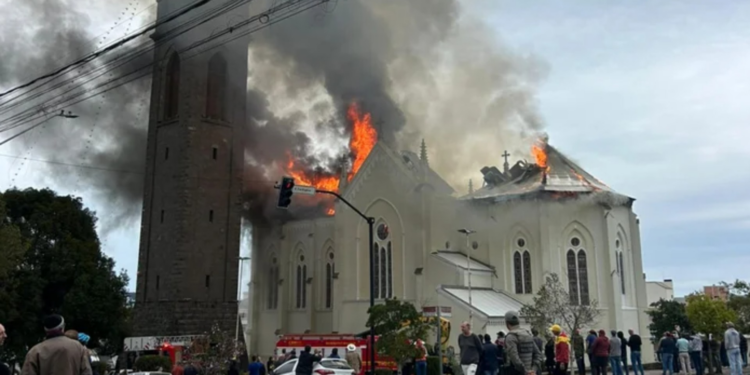 Perícia confirma que incêndio em igreja centenária de Flores da Cunha começou no telhado