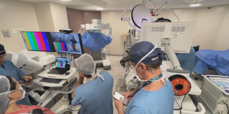 Médico brasileiro na China opera paciente em Porto Alegre, a mais de 19 mil km de distância, com robô