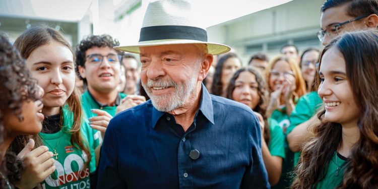 "Quem tinha que aumentar a taxa seríamos nós", diz Lula sobre EUA