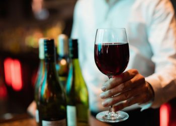 Na contramão do mundo, Brasil aumenta o consumo de vinho; RS foi o estado que 'mais brindou' em 2025, mostra levantamento