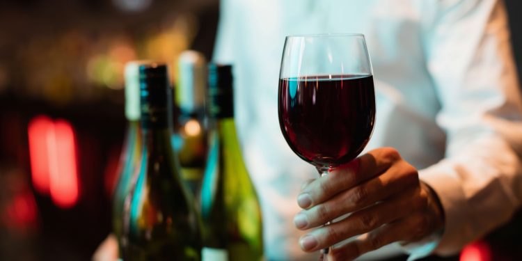 Na contramão do mundo, Brasil aumenta o consumo de vinho; RS foi o estado que 'mais brindou' em 2025, mostra levantamento