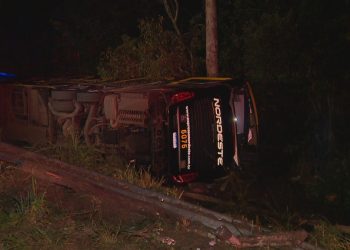 O que já se sabe sobre o acidente com uma morte e 11 feridos após ônibus tombar na BR-290, no RS