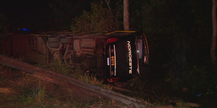 O que já se sabe sobre o acidente com uma morte e 11 feridos após ônibus tombar na BR-290, no RS