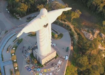 VÍDEO: Tapetes de Corpus Christi são montados aos pés do Cristo mais alto do Brasil
