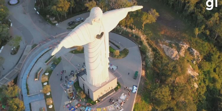 VÍDEO: Tapetes de Corpus Christi são montados aos pés do Cristo mais alto do Brasil